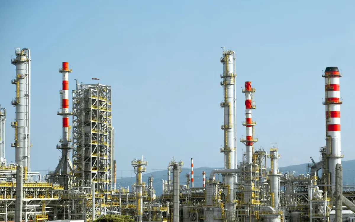 Refinery columns and pipework